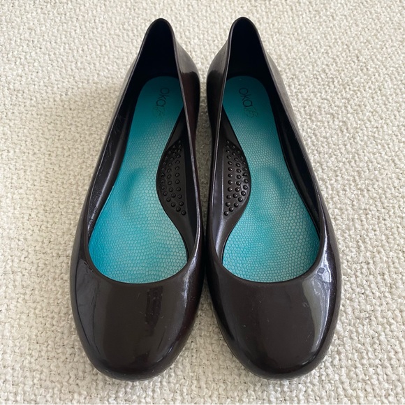 OKA b. Taylor Shiny Brown Rubber Massaging Ballet Rain Flat Size 6 - Picture 2 of 5
